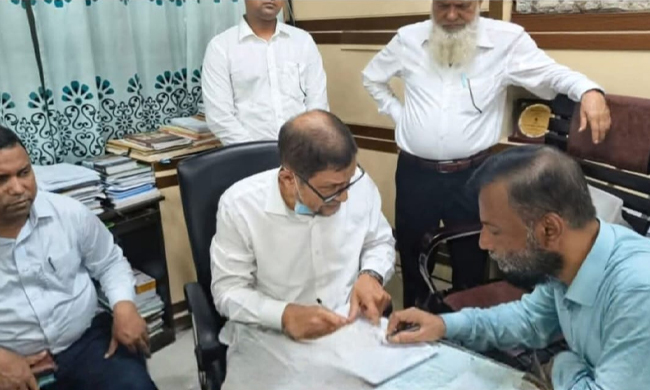 নোয়াখালী জেনারেল হাসপাতালে হঠাৎ স্বাস্থ্যমন্ত্রীর পরিদর্শন, তত্ত্বাবধায়ককে প্রত্যাহারের নির্দেশ