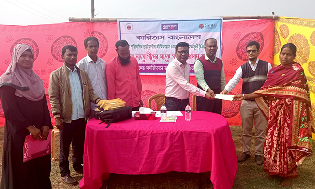 পত্নীতলায় উপকারভোগীদের মাঝে আর্থিক সহায়তা প্রদান &nbsp;&nbsp;