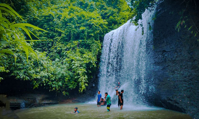 আষাঢ়ে ঢলে প্রাণ ফিরেছে ঝরনায়, বাড়ছে পর্যটক &nbsp;&nbsp;