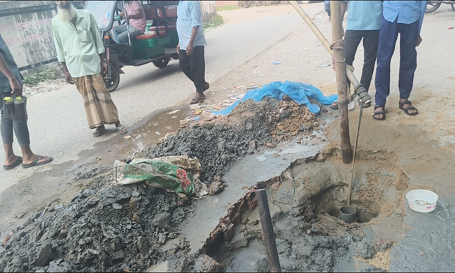 চাটখিলের পরকোটে সরকারি রাস্তা কেটে ডিপ টিউবওয়েল স্থাপনের কাজ বন্ধ