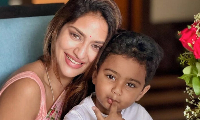 মাতৃদিবসে ছেলে ঈশানকে প্রথমবার প্রকাশ্যে আনলেন নুসরাত