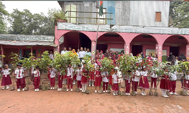 পরিবেশের ভারসাম্য রক্ষায় শিশু শিক্ষার্থীদের মাঝে ফলদ গাছের চারা বিতরণ