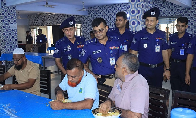 অফিসার ও ফোর্সের কল্যাণে নোয়াখালী পুলিশ সুপারের আকস্মিক পরিদর্শন